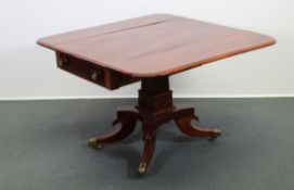 Pembroke-Table, England, 1. Hälfte 19. Jh., Mahagoni, ein Schubfach und Blendschubfach, Messingfüße