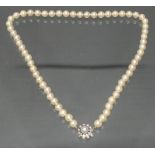 Perlenkette, 62 Akoya-Zuchtperlen ø ca. 9 mm, Schließe WG 750, 1 Zuchtperle ø 9 mm, 10 Brillanten z