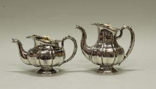 Kaffeekanne und Teekanne, Silber 84er, St. Petersburg, 1839, und Moskau, 1840, teils vergoldet, Ran