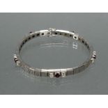 Armband, WG 750, mattiert, 5 runde facettierte Rubine zus. ca. 1.25 ct., 10 Brillanten zus. ca. 0.8