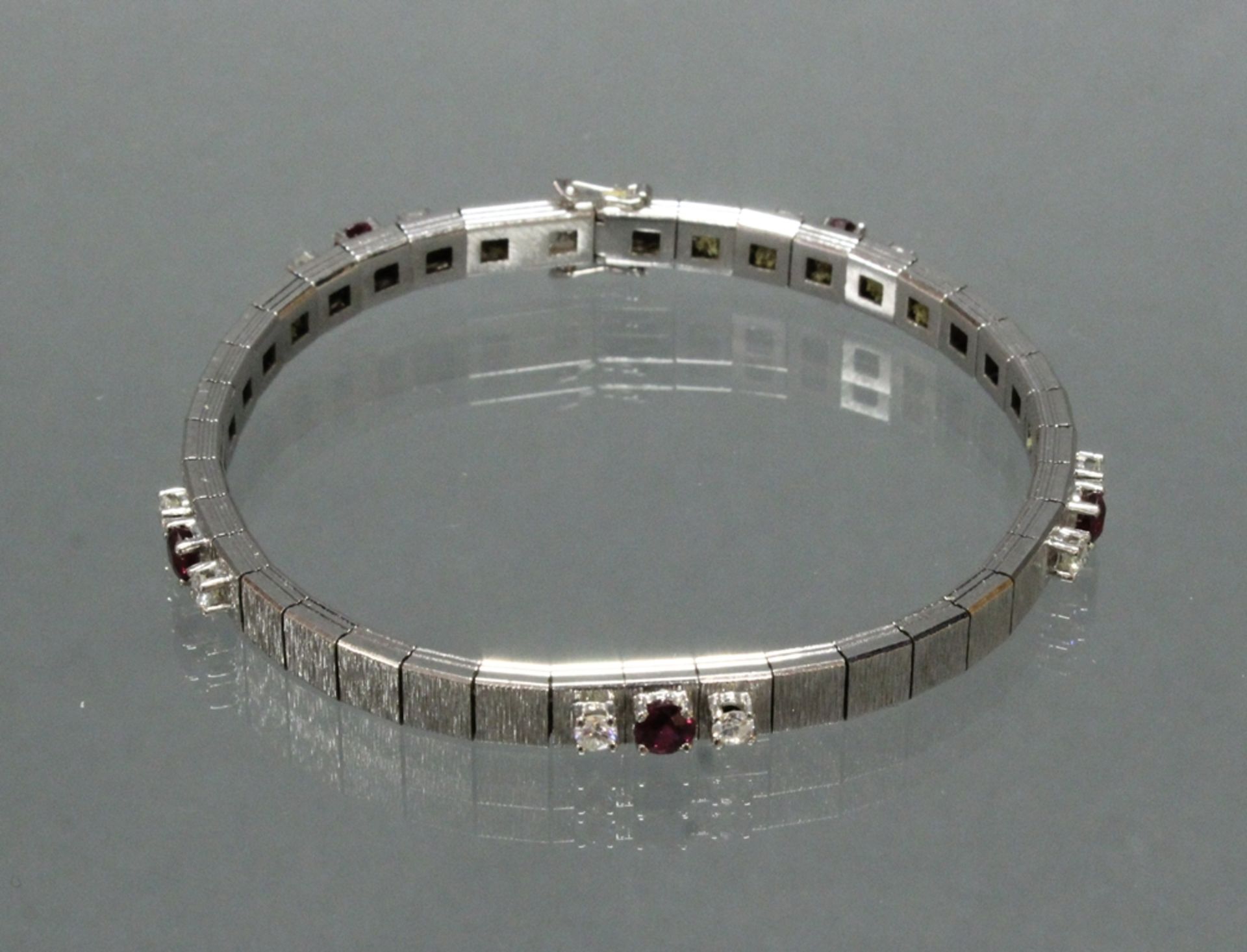 Armband, WG 750, mattiert, 5 runde facettierte Rubine zus. ca. 1.25 ct., 10 Brillanten zus. ca. 0.8