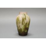 Vase, Emile Gallé, Nancy, 1920er Jahre, Glas, olivgrüner Überfangdekor mit Haselnusszweigen auf wei