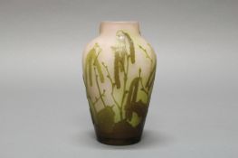 Vase, Emile Gallé, Nancy, 1920er Jahre, Glas, olivgrüner Überfangdekor mit Haselnusszweigen auf wei