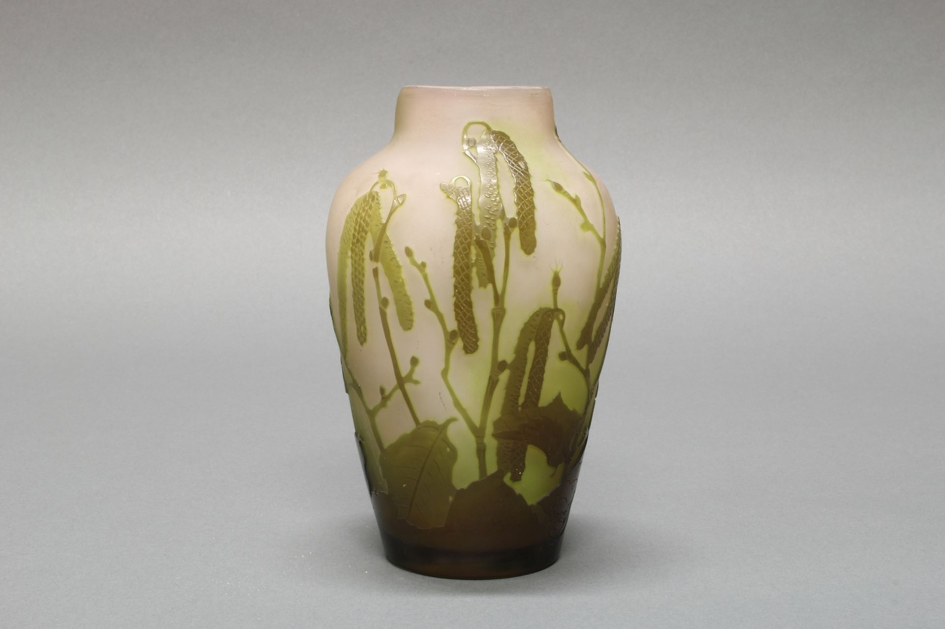 Vase, Emile Gallé, Nancy, 1920er Jahre, Glas, olivgrüner Überfangdekor mit Haselnusszweigen auf wei