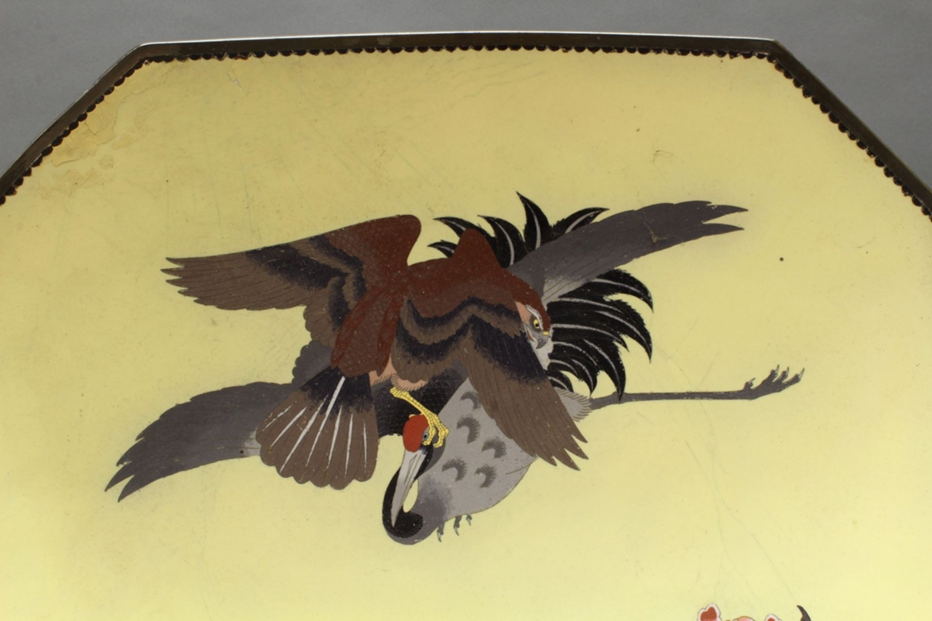 Platte, "Adler und Kranich", Japan, um 1900, Cloisonné, polychrom, gelber Fond, oktogonale Form, 10 - Bild 2 aus 2