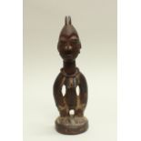 Ibedji-Figur, weiblich, Joruba, Nigeria, Afrika, authentisch, Holz, dunkle Patina, kleine Perlenket