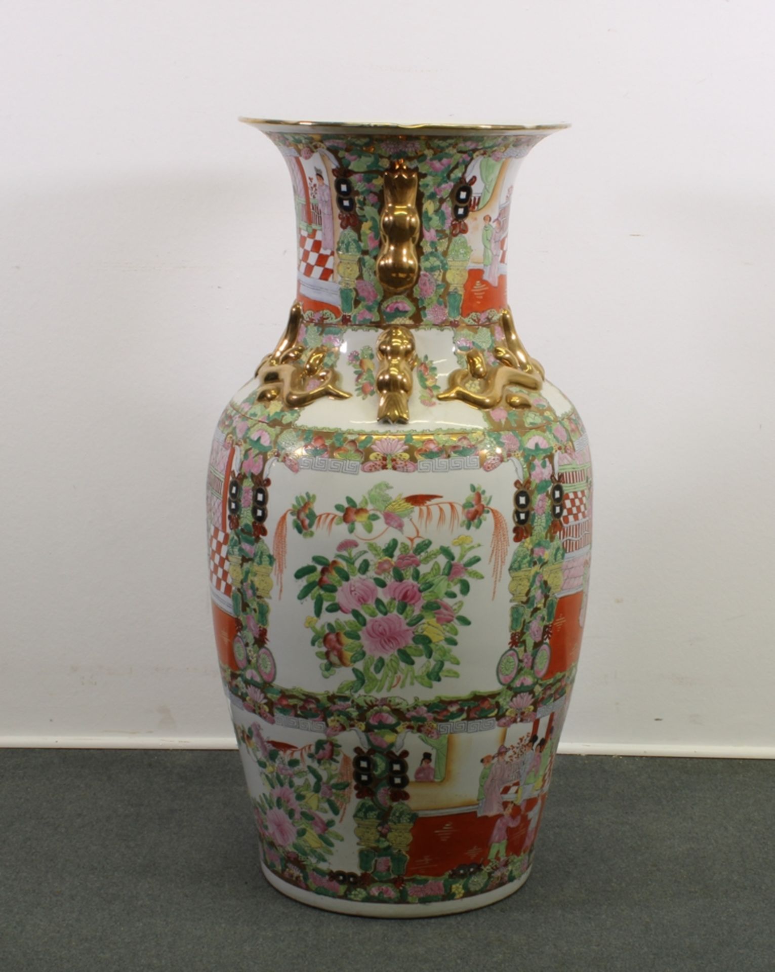 Große Balustervase, China, neuzeitlich, Porzellan, famille rose, Reserven mit Palastszenen und Blum - Bild 2 aus 7