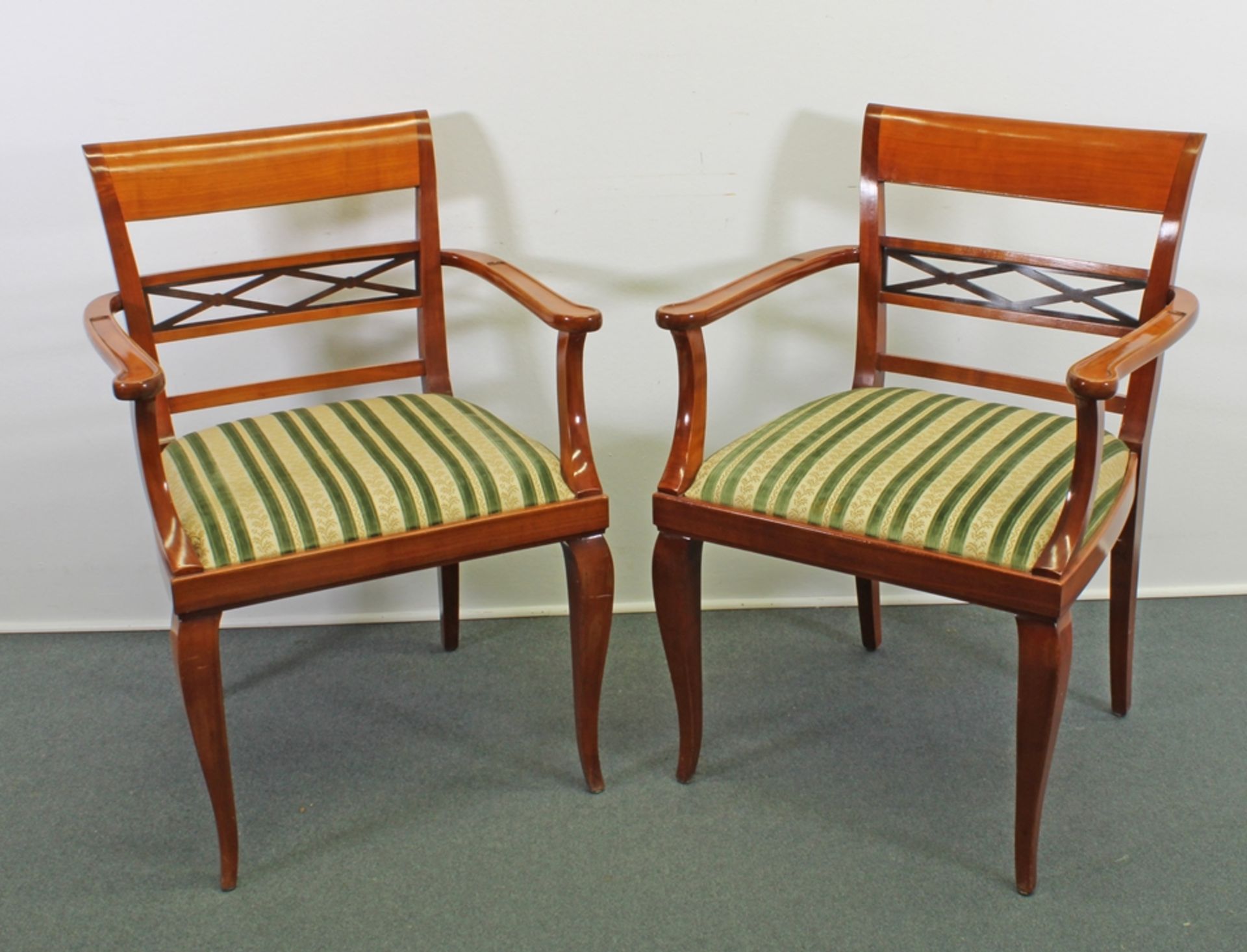 Paar Armlehnstühle, um 1920, Kirschbaum, Rückenlehne mit teils ebonisierter Zierverstrebung, Sitzfl