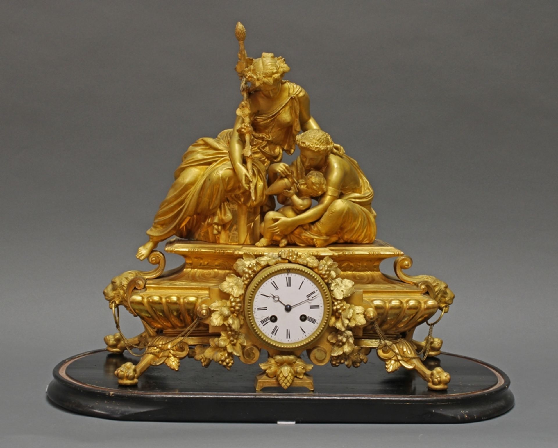 Figurenpendule, "Bacchantinnen und Knabe", Frankreich, um 1870, Zinkguss, goldbronziert, Schlag auf