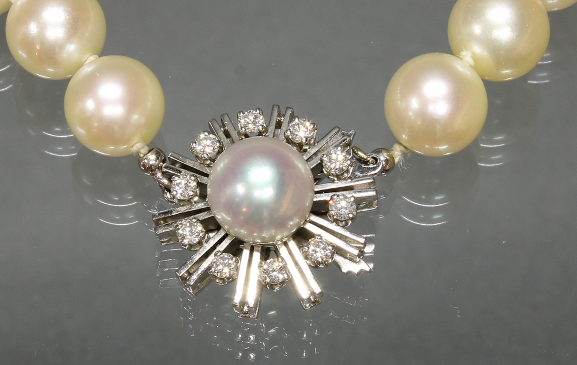 Perlenkette, 62 Akoya-Zuchtperlen ø ca. 9 mm, Schließe WG 750, 1 Zuchtperle ø 9 mm, 10 Brillanten z - Bild 2 aus 2