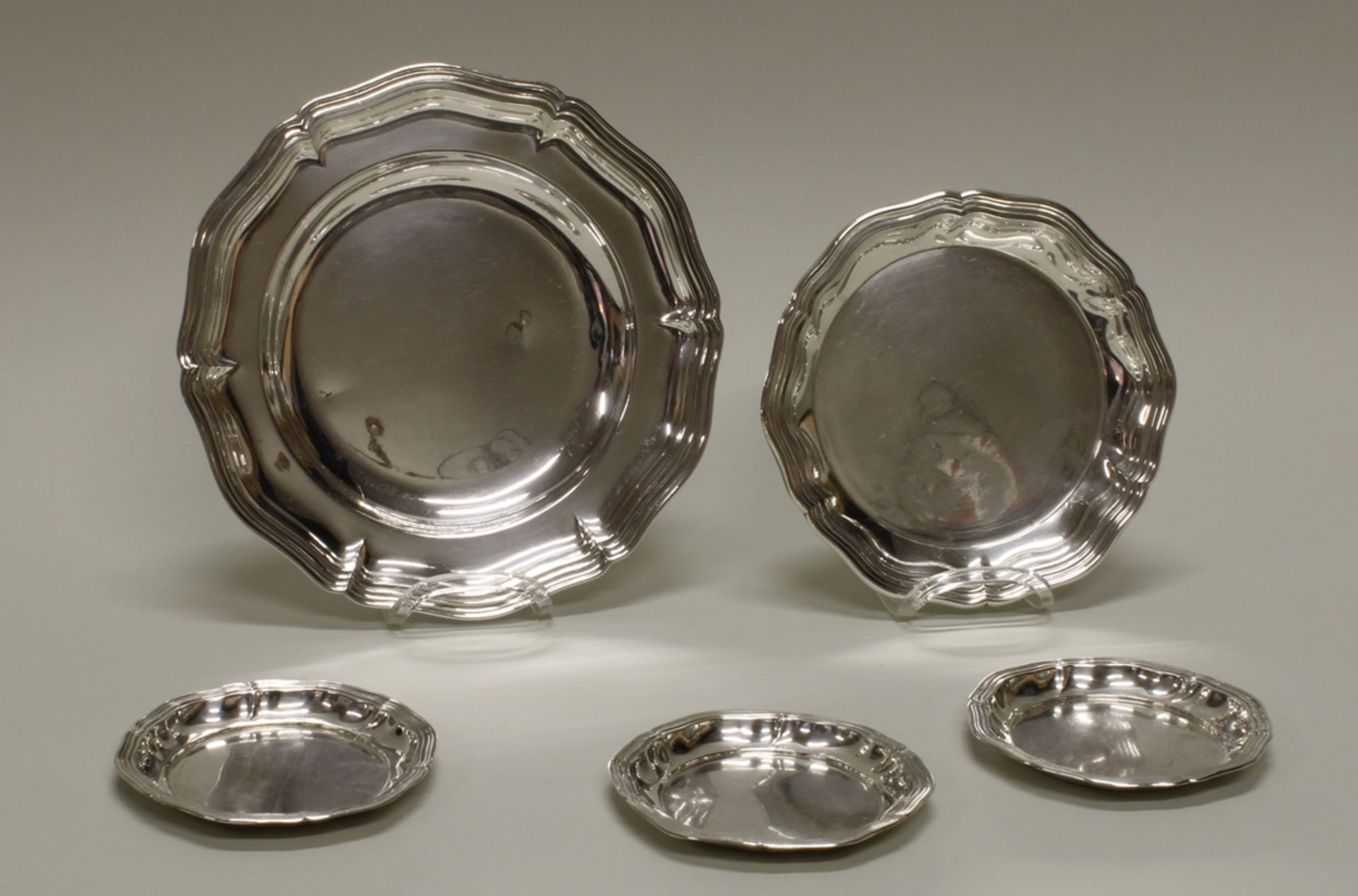 5 Teller, Silber 800/835, deutsch, passig-geschweifte Profilränder, ø 10.5-20 cm, zus. ca. 400 g, G