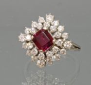 Ring, GG 750, rechteckig facettierter Rubin, 28 Brillanten zus. gepunzt ca. 0.58 ct., 5 g, RM 17