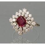 Ring, GG 750, rechteckig facettierter Rubin, 28 Brillanten zus. gepunzt ca. 0.58 ct., 5 g, RM 17