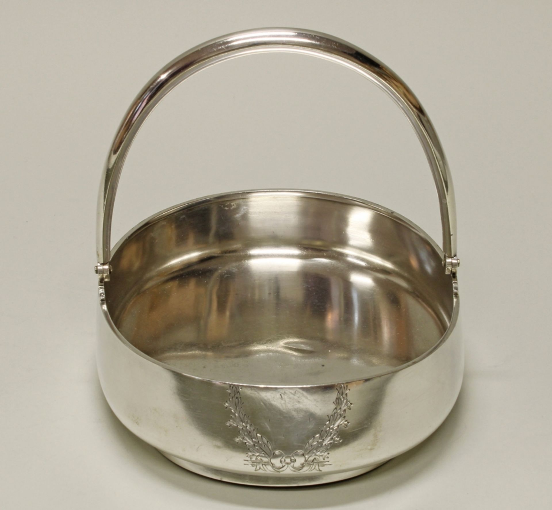 Henkelschale, Silber 84, St. Petersburg, 19. Jh., oval, glatt, beweglicher Bügelhenkel, graviertes  - Bild 2 aus 3