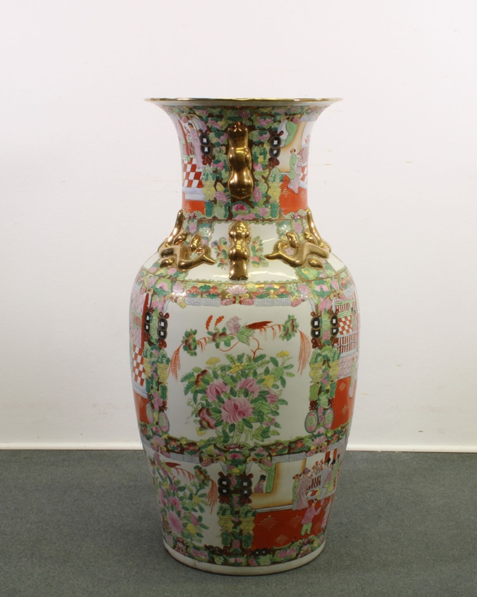 Große Balustervase, China, neuzeitlich, Porzellan, famille rose, Reserven mit Palastszenen und Blum - Bild 4 aus 7