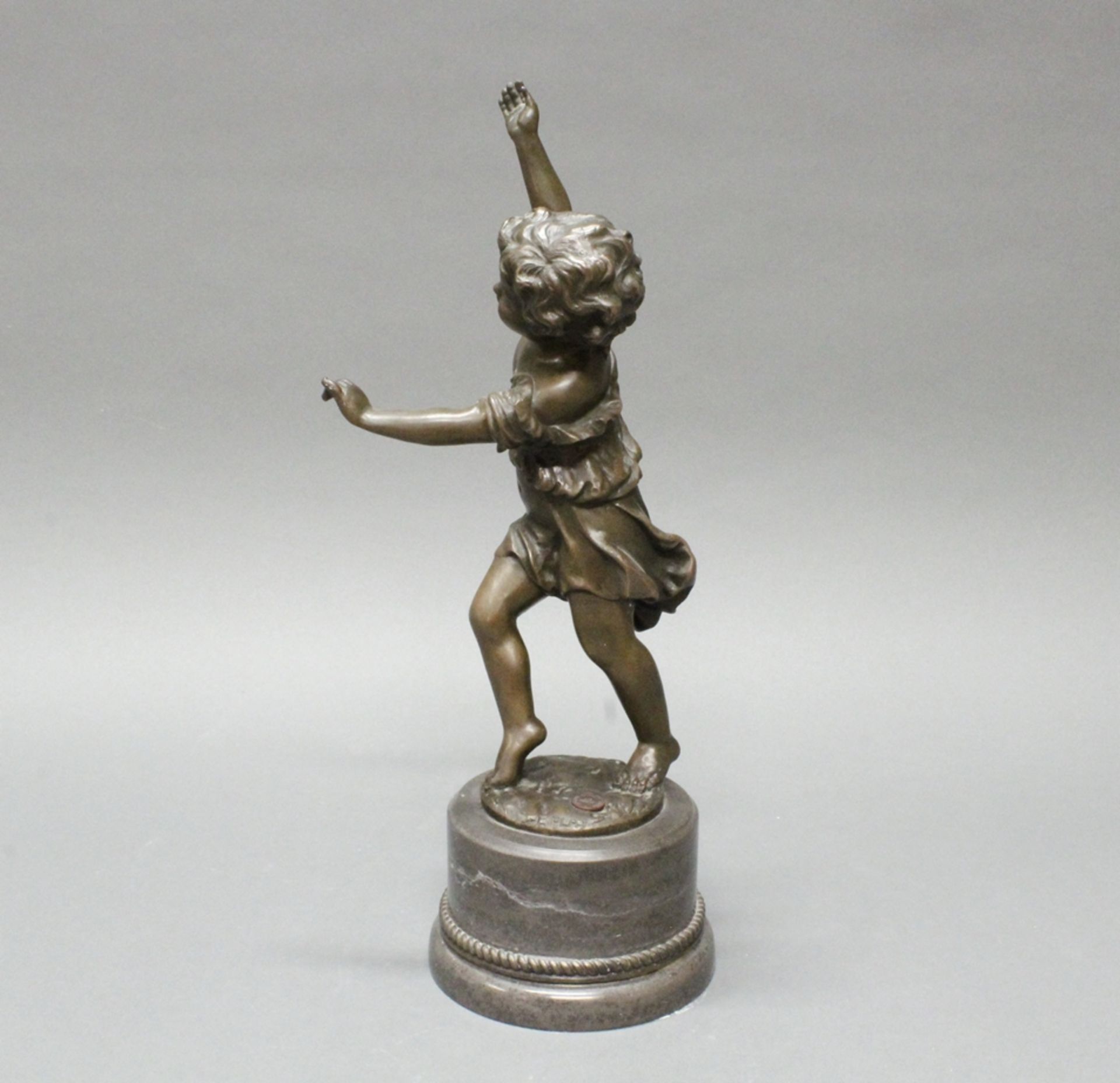 Bronze, dunkelbraun patiniert, "Tanzendes Kind", auf der Plinthe bezeichnet E. Plat,Plakette "J.B. - Image 2 of 5