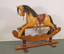 Schaukelpferd, "Rocking Horse", England, 20. Jh., Ian Armstrong, Schichtholz, Ledersattel, Pferdeha