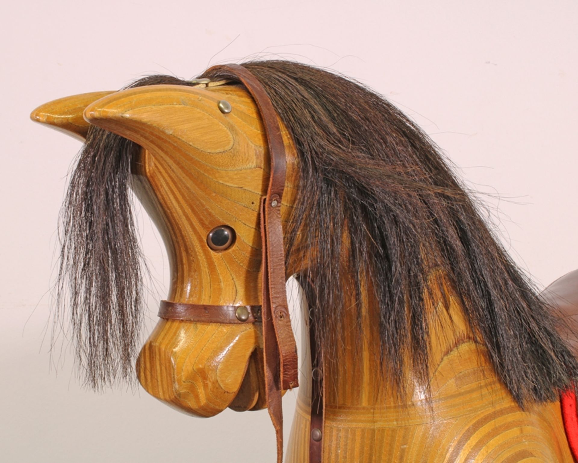 Schaukelpferd, "Rocking Horse", England, 20. Jh., Ian Armstrong, Schichtholz, Ledersattel, Pferdeha - Image 3 of 3