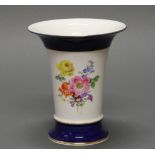 Vase, Meissen, Schwertermarke, 1. Wahl, Trompetenform, königsblau und weiß, bunte Blumen, Goldzier,