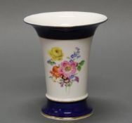 Vase, Meissen, Schwertermarke, 1. Wahl, Trompetenform, königsblau und weiß, bunte Blumen, Goldzier,