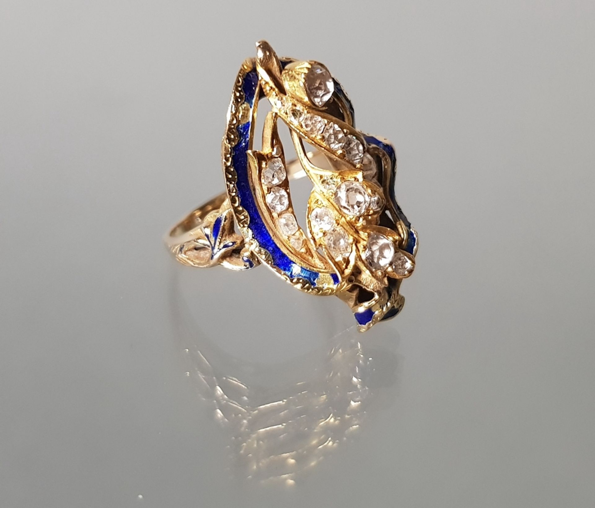 Ring, GG 585, reicher Diamantbesatz, blaues Email (teils berieben), 7 g, RM 17.5