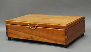 Schatulle, Biedermeier, um 1830, Kirschbaum, auf vier ebonisierten Kugelfüßchen, 13.5 x 44 x 29 cm,