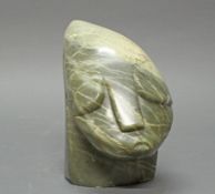 Skulptur, Shona-Kunst, Serpentinstein geschnitzt, "Kopf", am Fuß bezeichnet P. Muriro, 17 cm hoch, 