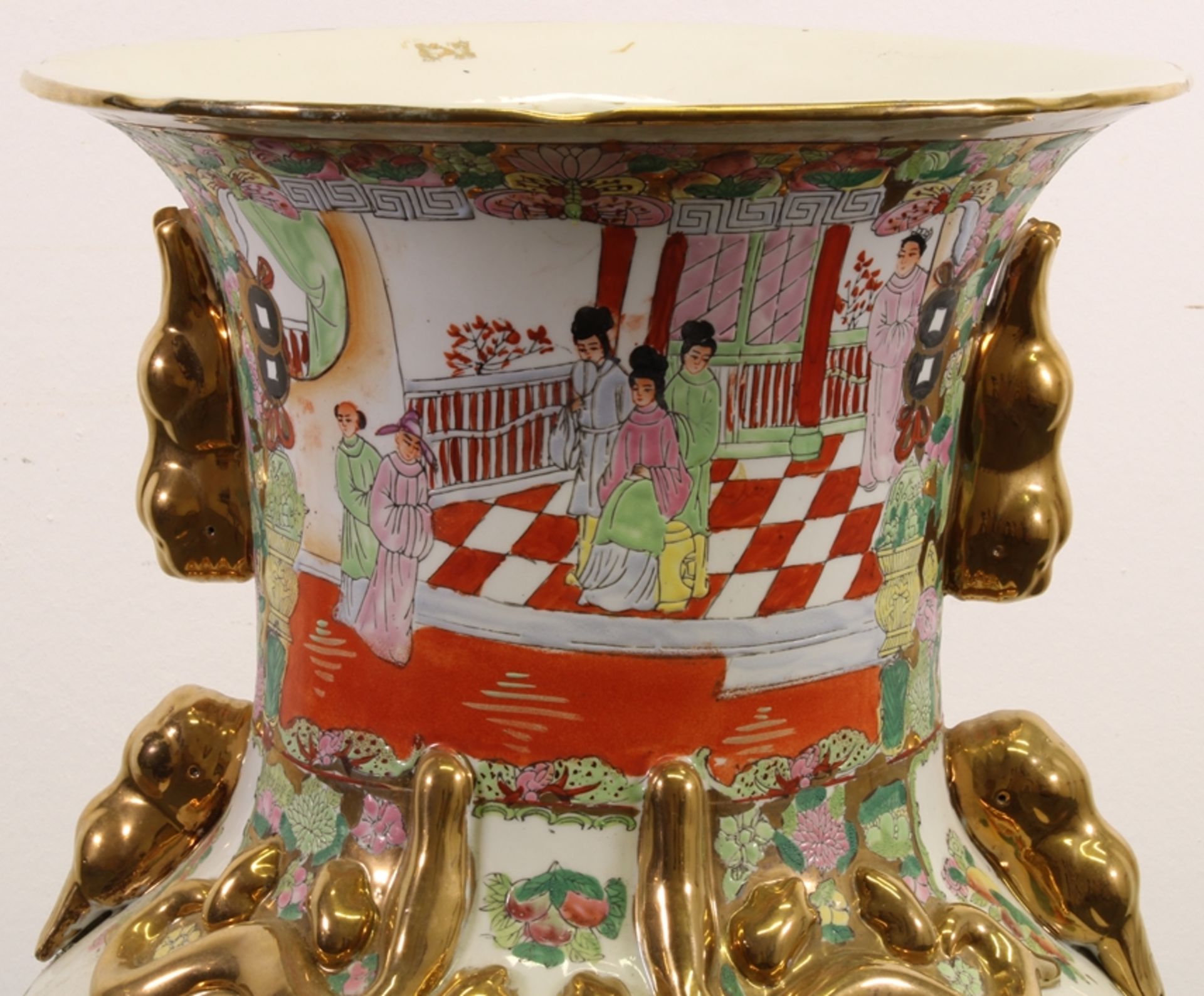 Große Balustervase, China, neuzeitlich, Porzellan, famille rose, Reserven mit Palastszenen und Blum - Bild 6 aus 7