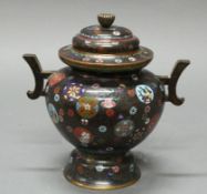 Altarvase, Japan, um 1900, Cloisonné, farbige Blüten und Ornamente auf schwarzem Grund, zwei Handha