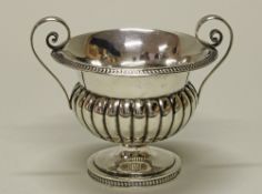 Fußschale, Silber, Kraterform, godroniert, zwei Handhaben, 11.5 cm hoch, ca. 208 g, etwas gedellt