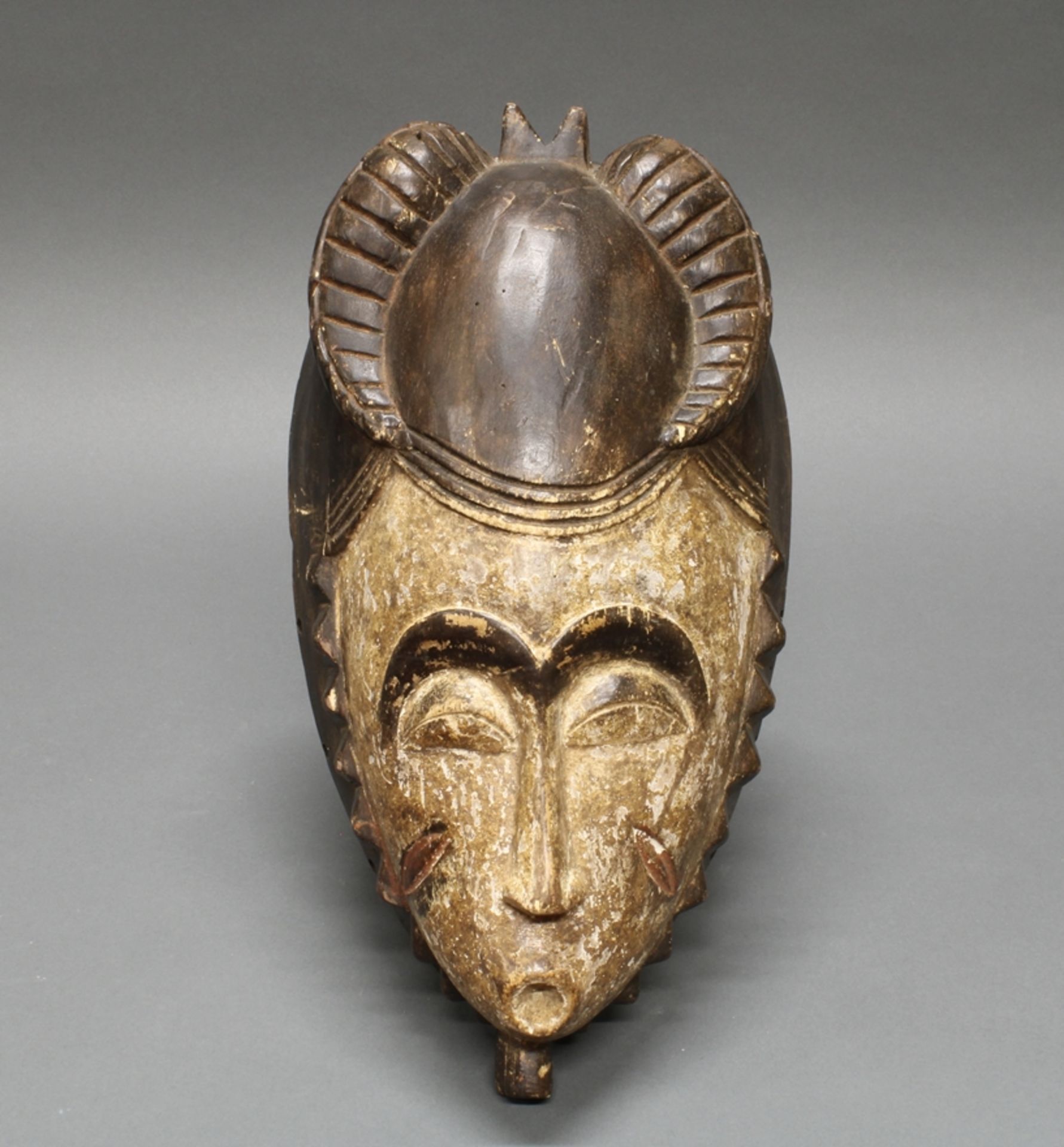 Tanzmaske, Elfenbeinküste, Afrika, Holz, mit Kaolin bemalt, Zackenrand, 39 cm hoch. - Image 2 of 2