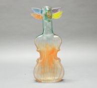 Ziervase, Kosta Boda, Nr. 8210281-300, Glas, polychrom, Violinenform, mit Flügeln und Maskaron, Ate