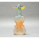 Ziervase, Kosta Boda, Nr. 8210281-300, Glas, polychrom, Violinenform, mit Flügeln und Maskaron, Ate