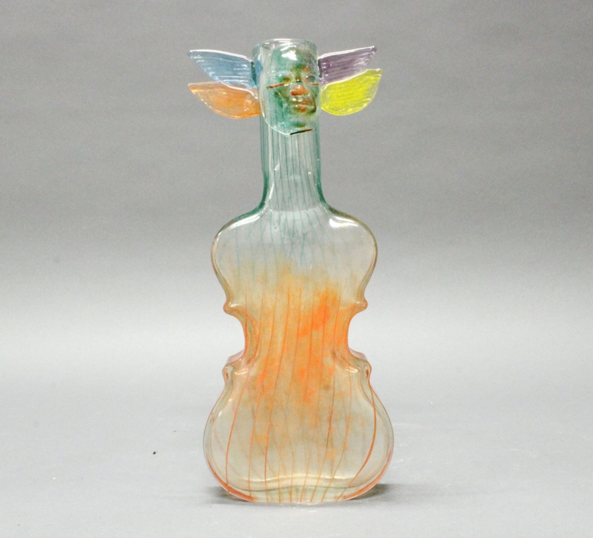 Ziervase, Kosta Boda, Nr. 8210281-300, Glas, polychrom, Violinenform, mit Flügeln und Maskaron, Ate