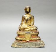 Sitzender Mönch, Thailand, 19. Jh., Ratanakosin, Bronze, Reste von Schwarzlack mit Vergoldung, in M