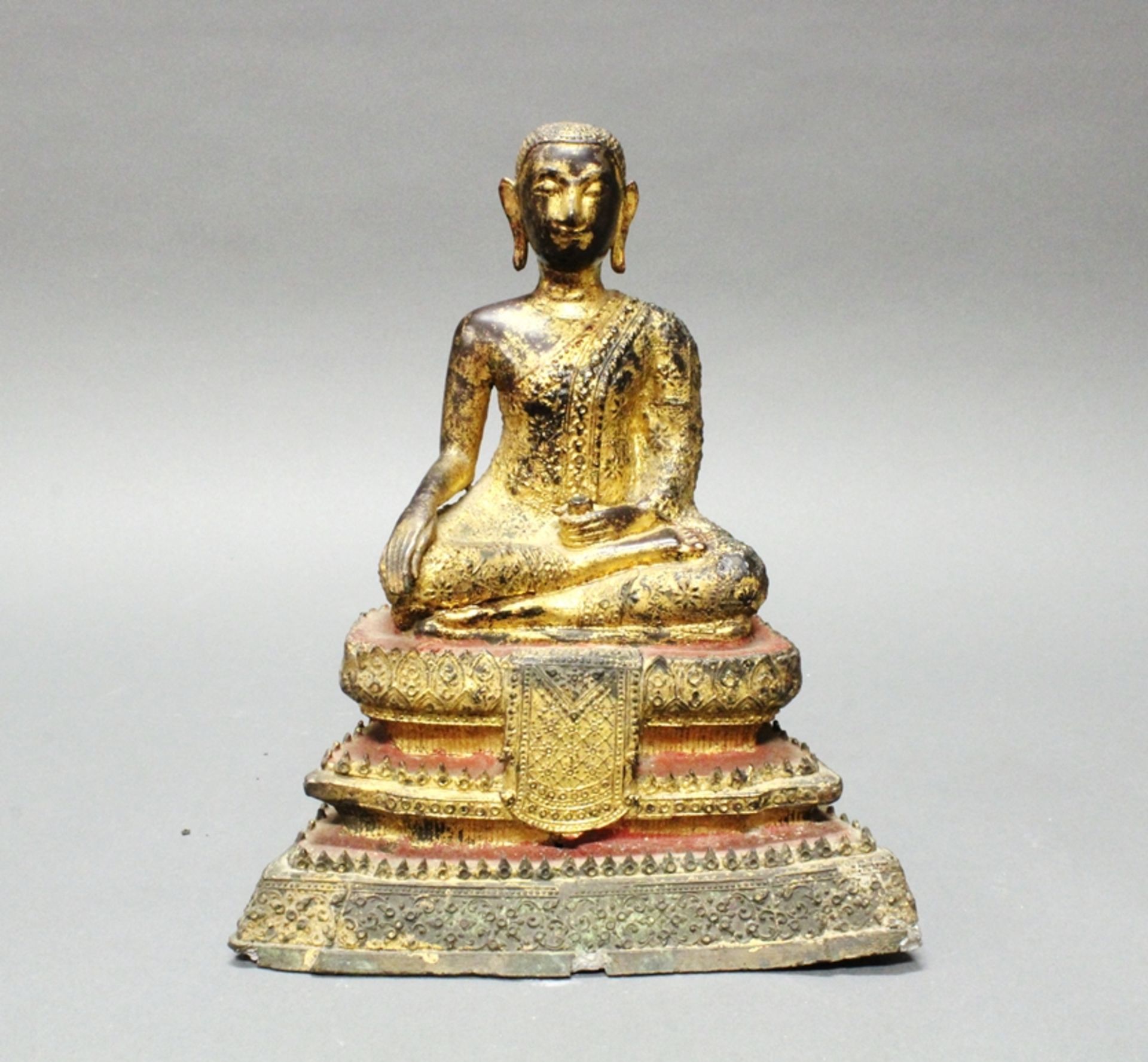 Sitzender Mönch, Thailand, 19. Jh., Ratanakosin, Bronze, Reste von Schwarzlack mit Vergoldung, in M