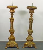 Paar Altarkerzenstöcke, Lyon, 19. Jh., Messingblech, mit Dorn, 90 cm hoch, Altersspuren.