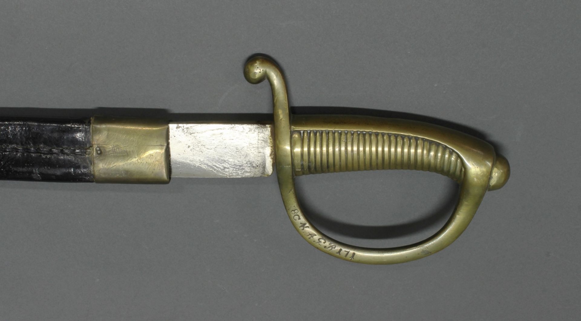 Säbel, "Sabre Briquet", Messinggefäß bezeichnet 8C KAGR 171, ungekehlte Klinge, Lederscheide mit Me - Bild 2 aus 2