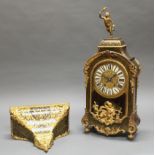 Boulle-Pendule, Frankreich, um 1870, mit Konsole, aufwendiges Gehäuse in Boulle Technik, vergoldete