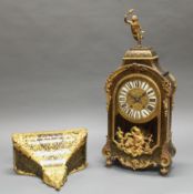 Boulle-Pendule, Frankreich, um 1870, mit Konsole, aufwendiges Gehäuse in Boulle Technik, vergoldete