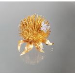 Brosche, 'Distel mit Schmetterling', WG/GG 750, 6 kleine Diamanten, 4 x 3.5 cm, 19 g