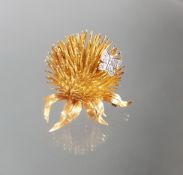 Brosche, 'Distel mit Schmetterling', WG/GG 750, 6 kleine Diamanten, 4 x 3.5 cm, 19 g