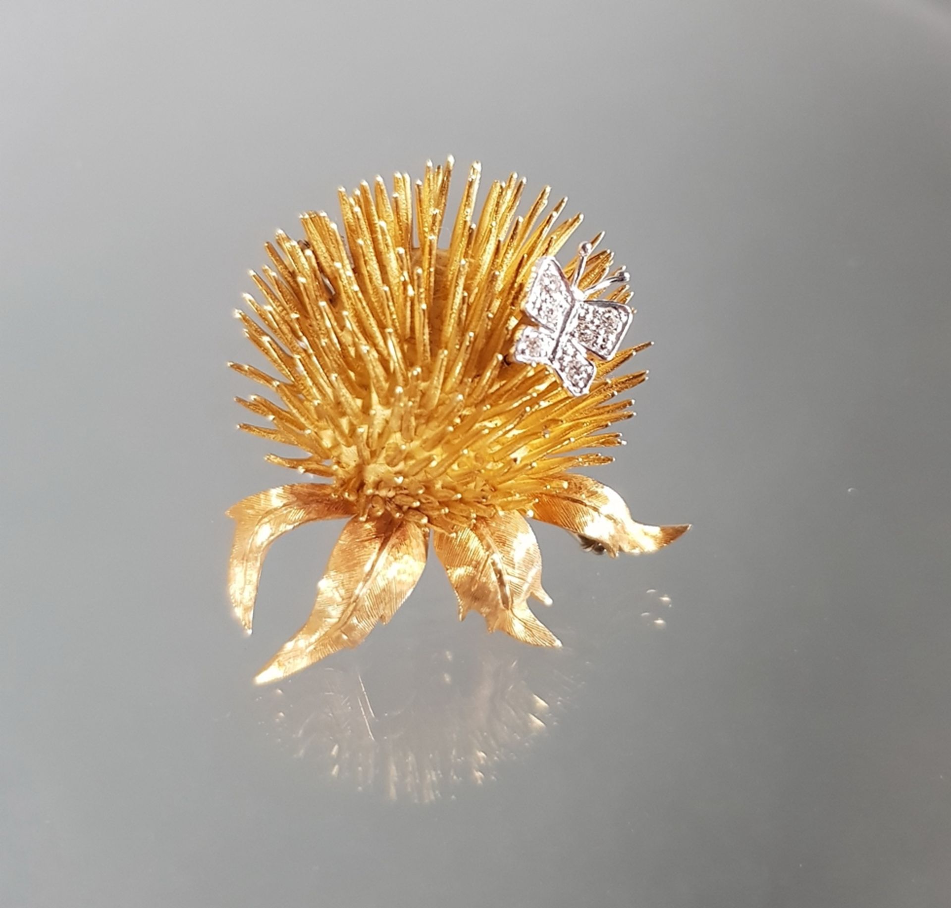 Brosche, 'Distel mit Schmetterling', WG/GG 750, 6 kleine Diamanten, 4 x 3.5 cm, 19 g