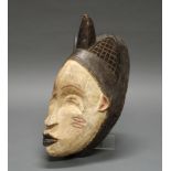 Maske, Punu, Gabun, Afrika, Holz, braun/weiße Bemalung, an den Wangen Tataos, 38 cm hoch.