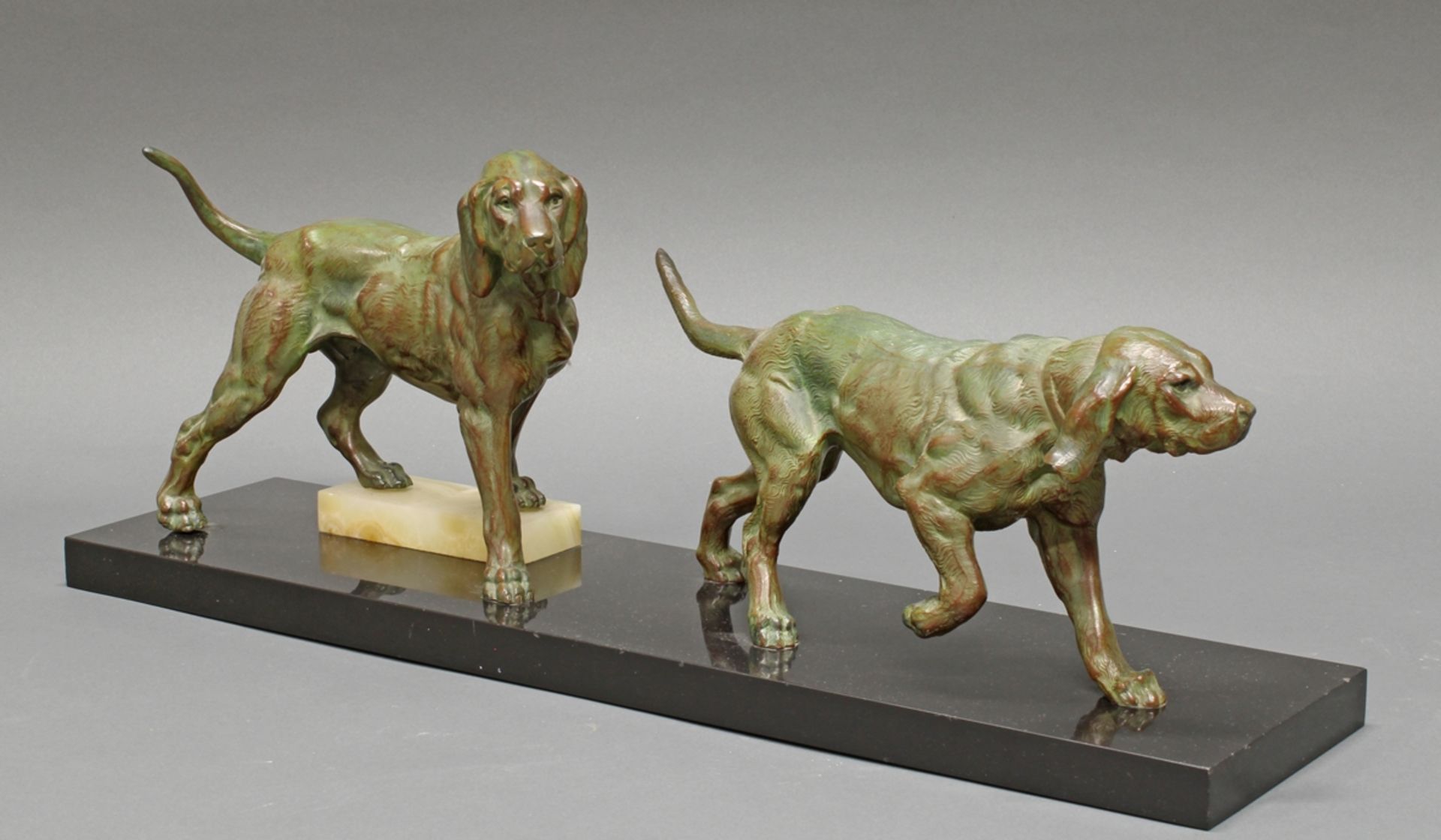 Bronze, grün-braun patiniert, "Jagdhunde", auf Steinsockel, ca. 23,5 x 60 cm