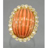 Ring, GG 585, 1 geschnittener und mit Golddraht belegter Korall-Cabochon, 24 Besatz-Diamanten, 10 g