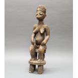 Sitzende Frauenfigur, auf doppeltem Hocker, Zaïre/Kongo, Afrika, authentisch, Holz, dunkle Patina,