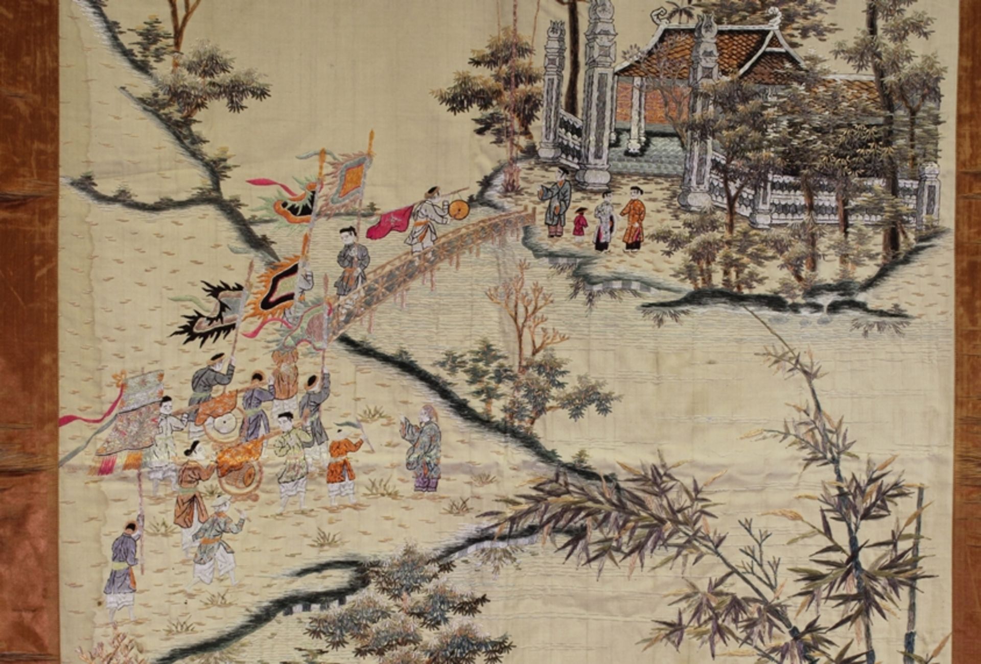 Wandbehang, "Prozession vor Tempelanlage", China/Vietnam, Anfang 20. Jh., farbige Stickerei auf Sei - Image 3 of 3