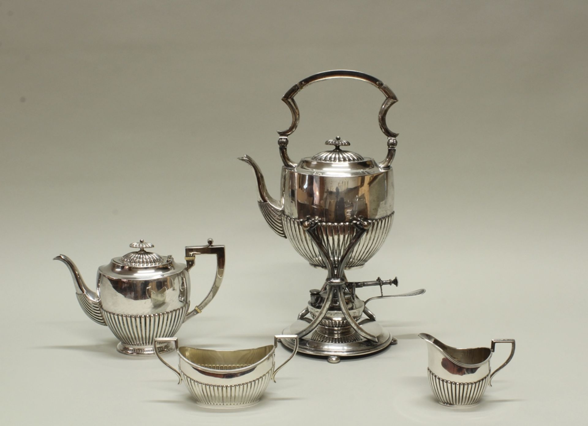 Wasserkessel auf Rechaud, Teekanne, Sahnegießer, Zuckerschale, Silber 800, Bruckmann, untere Hälfte