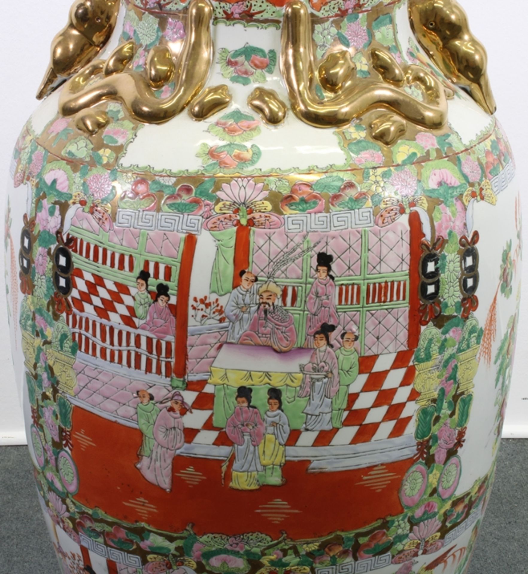 Große Balustervase, China, neuzeitlich, Porzellan, famille rose, Reserven mit Palastszenen und Blum - Bild 5 aus 7